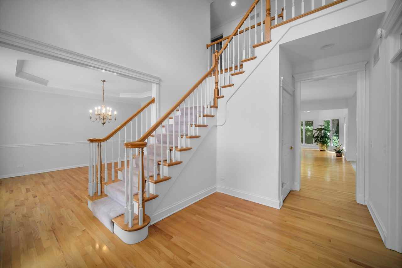 36W244 Fieldcrest Dr - Photo 7 of 47