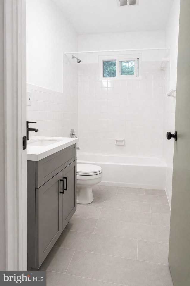 1317 University Dr - Photo 5 of 7