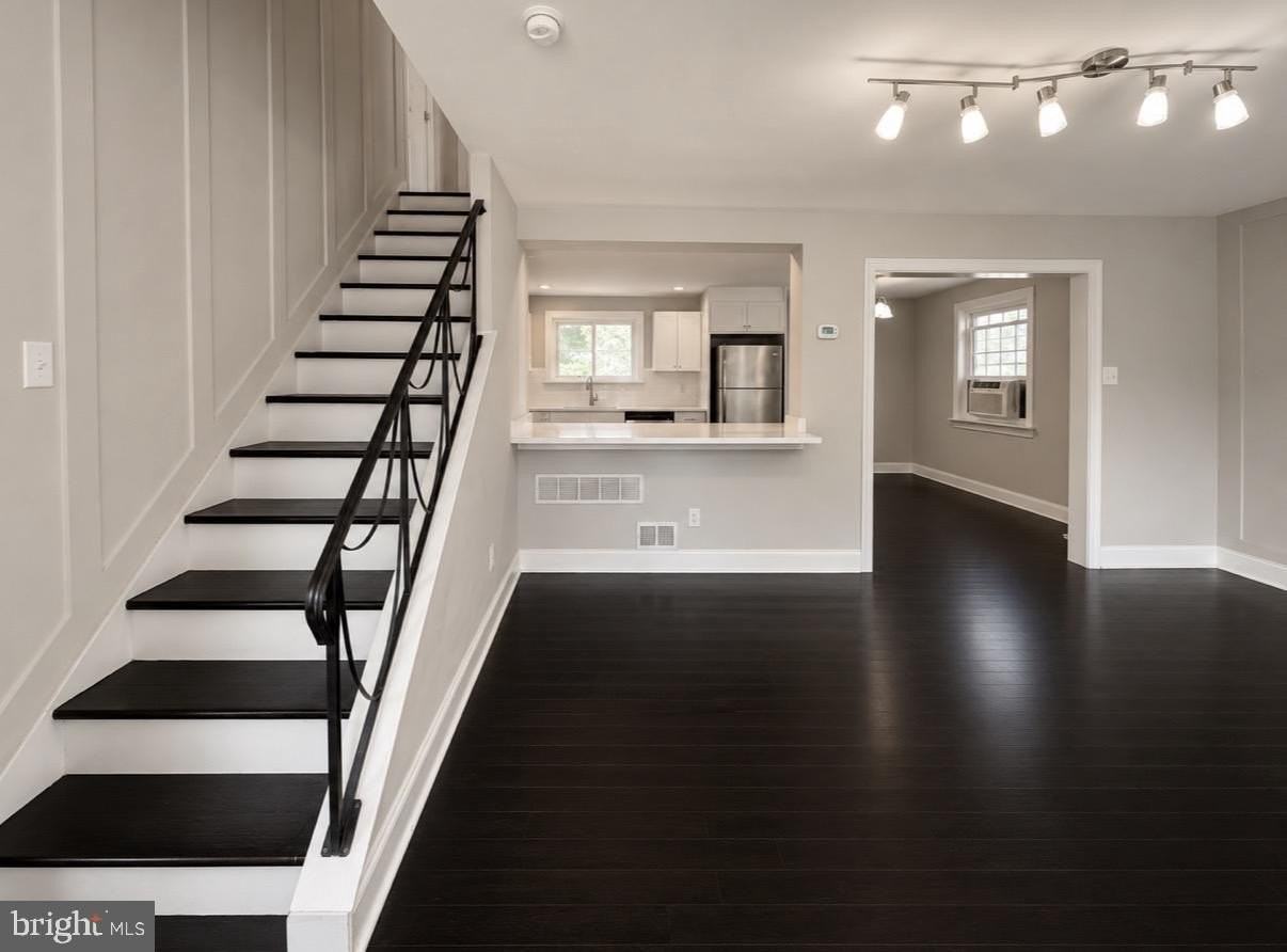256 W Beidler Rd - Photo 4 of 33