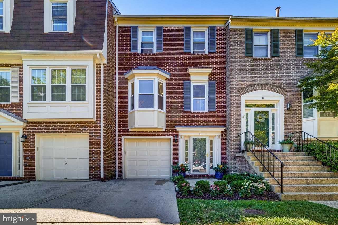 8 Carriage House Cir