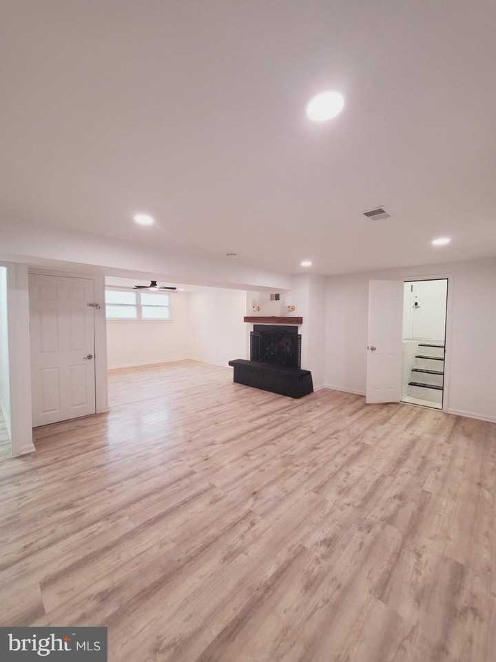 908 N York Rd - Photo 2 of 10