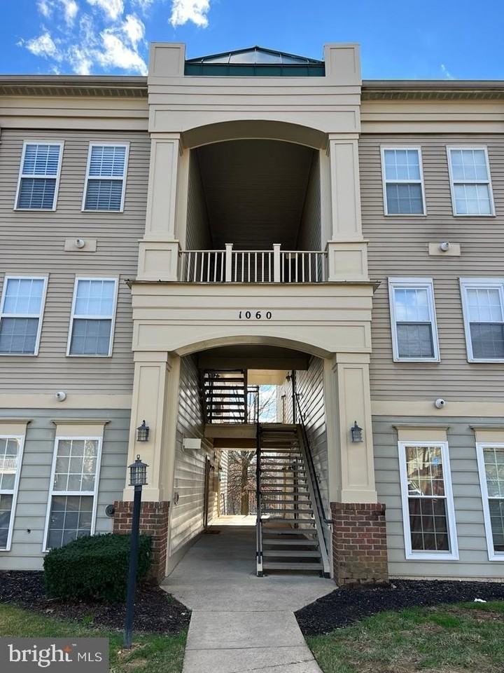 1060 Gardenview Loop #303 - Photo 2 of 34