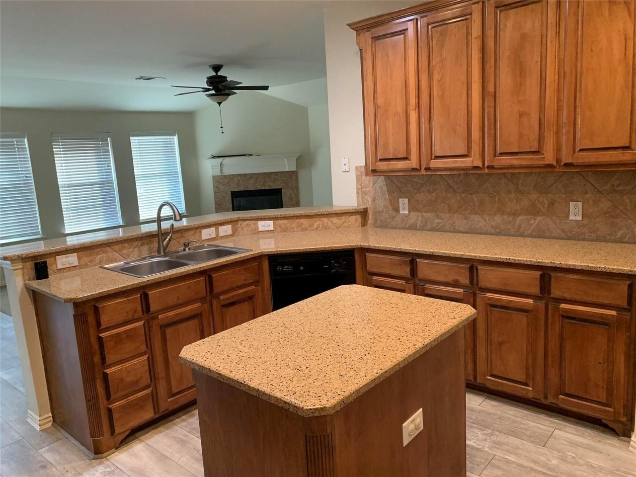 11711 Corsicana Dr - Photo 4 of 26