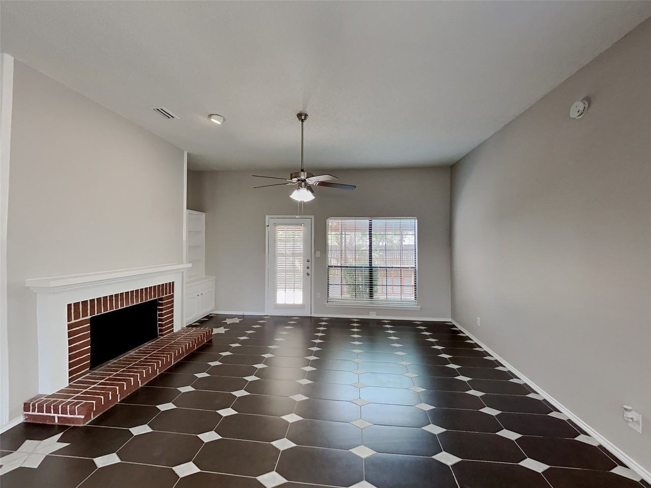 2544 Forest Creek Dr - Photo 2 of 15