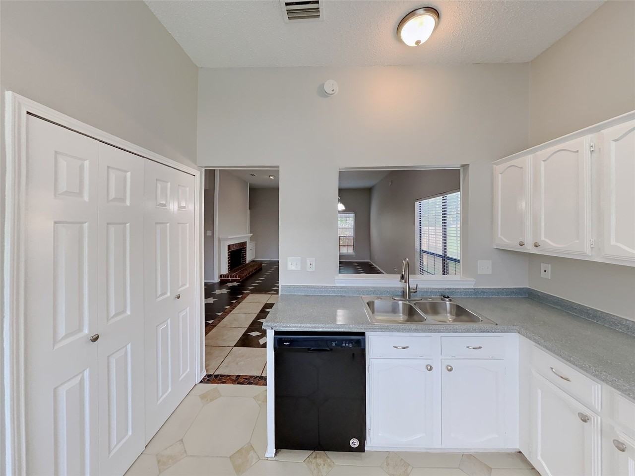 2544 Forest Creek Dr - Photo 4 of 15