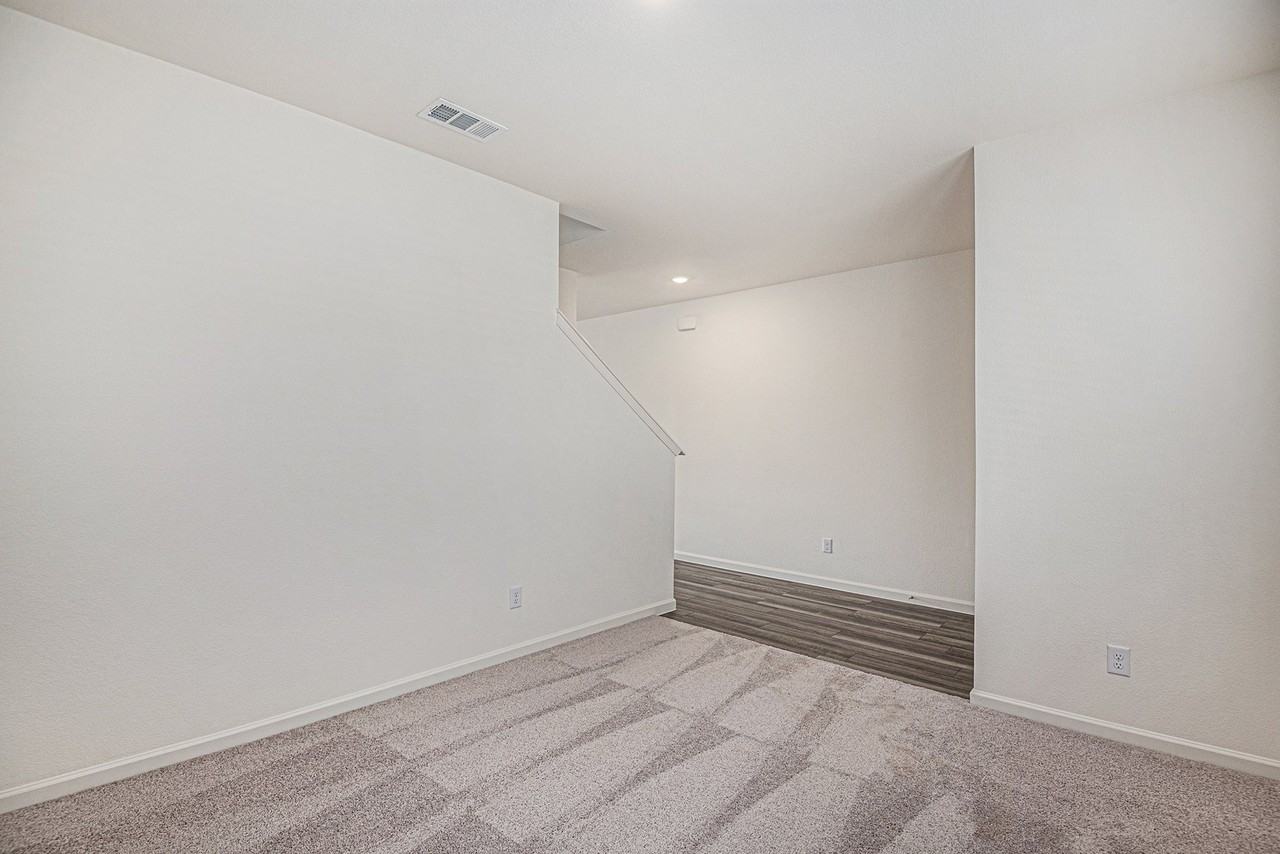 8245 Stovepipe Dr - Photo 6 of 36