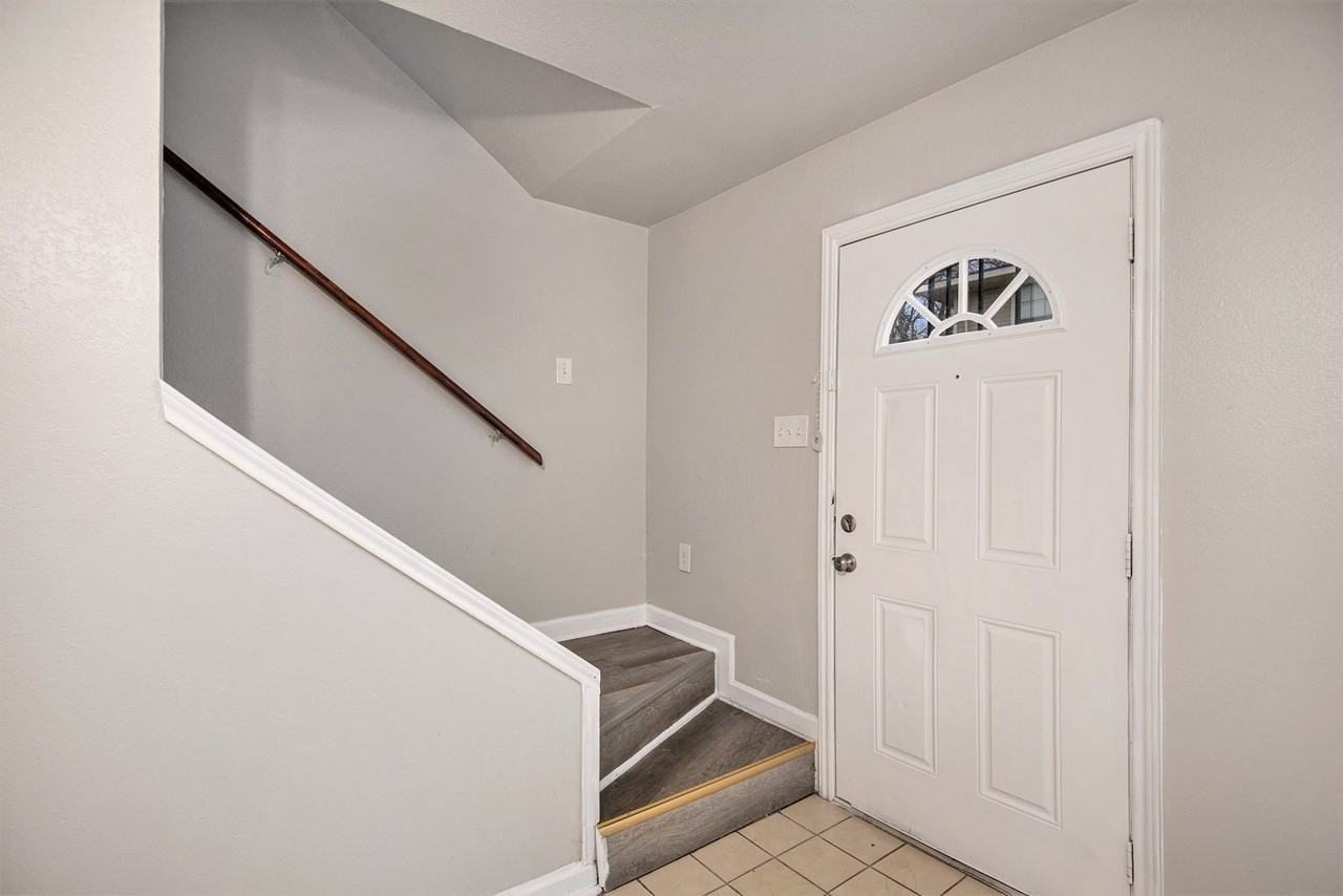 4936 Flamingo Rd - Photo 4 of 24
