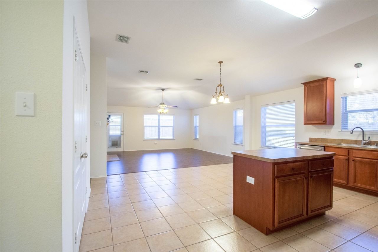 3604 Chapin Ct - Photo 6 of 29