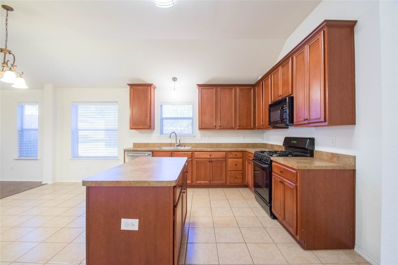 3604 Chapin Ct - Photo 7 of 29