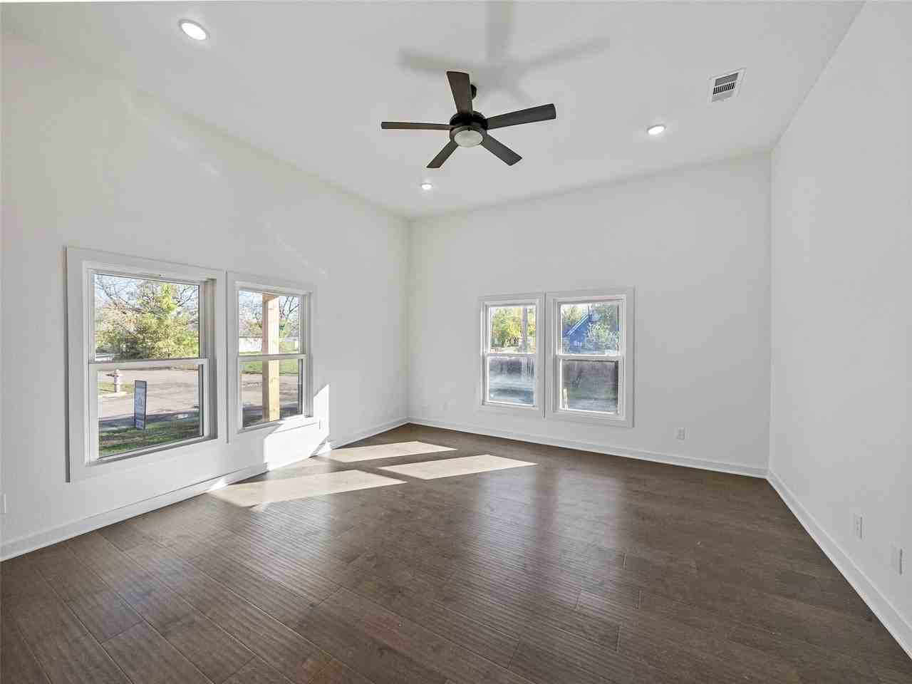 3222 Travis St - Photo 7 of 40