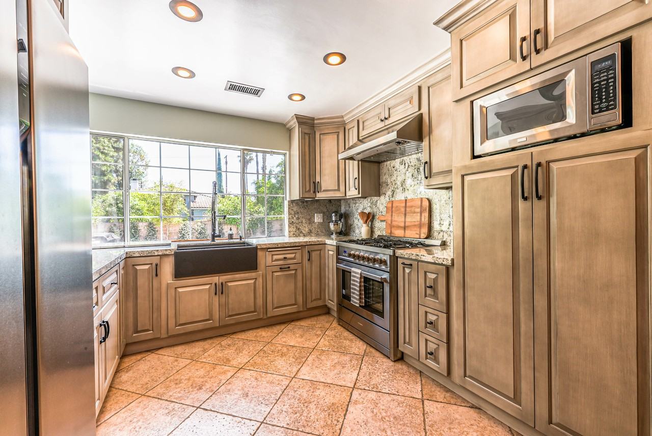 20212 Valerio St - Photo 4 of 25