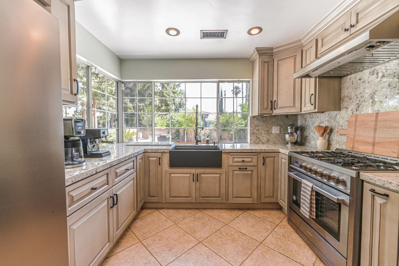 20212 Valerio St - Photo 5 of 25