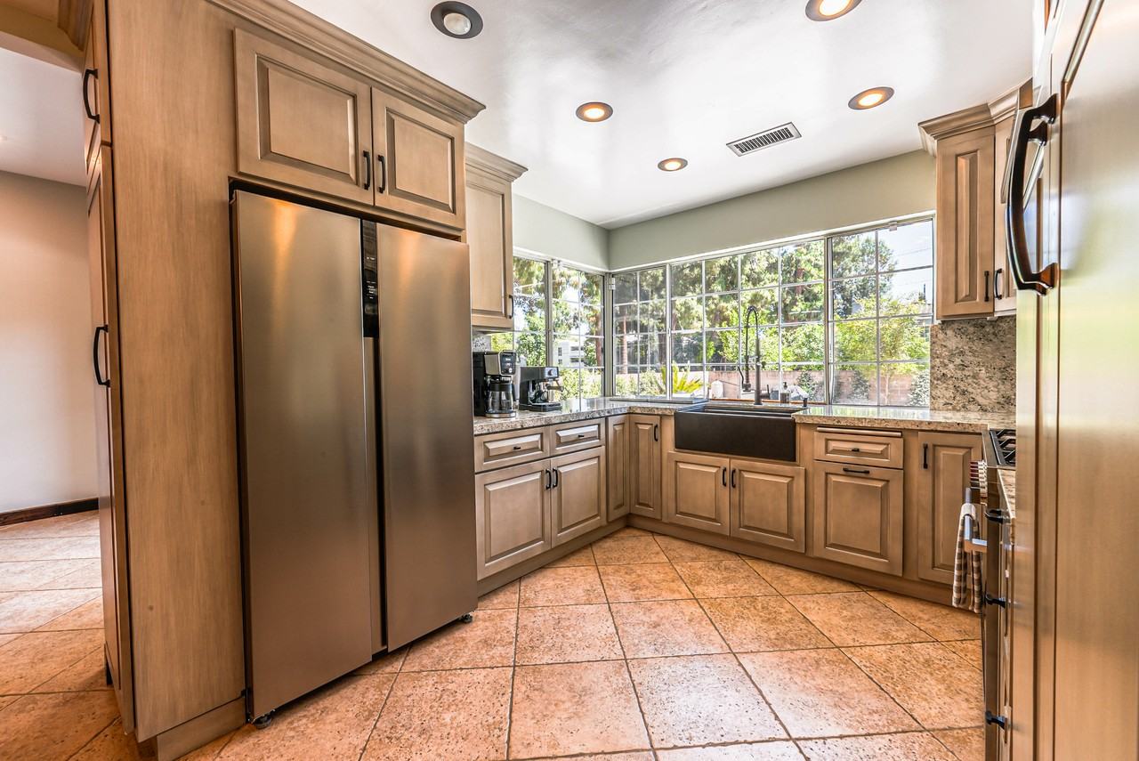 20212 Valerio St - Photo 6 of 25
