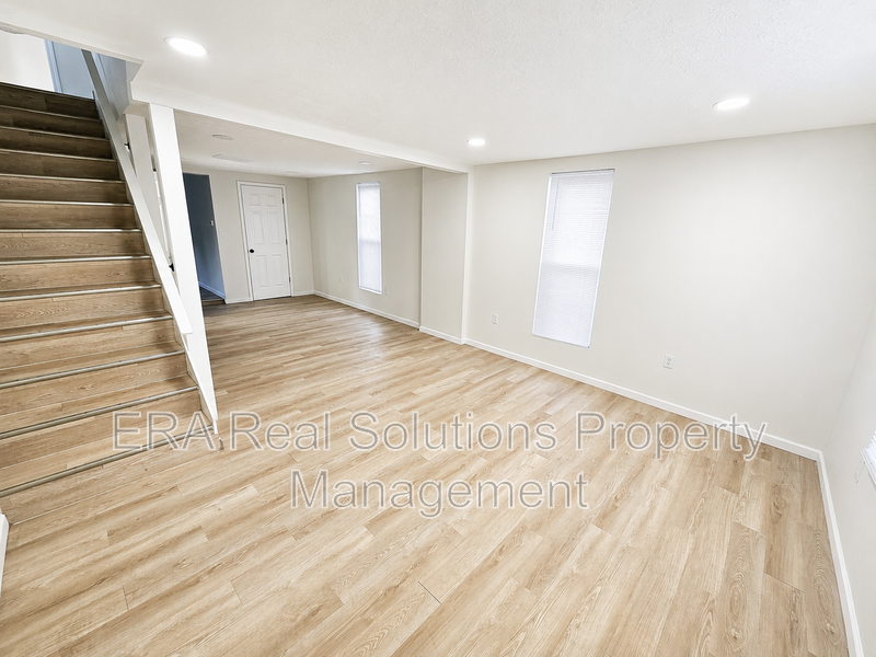 126 S Oakley Ave - Photo 2 of 10