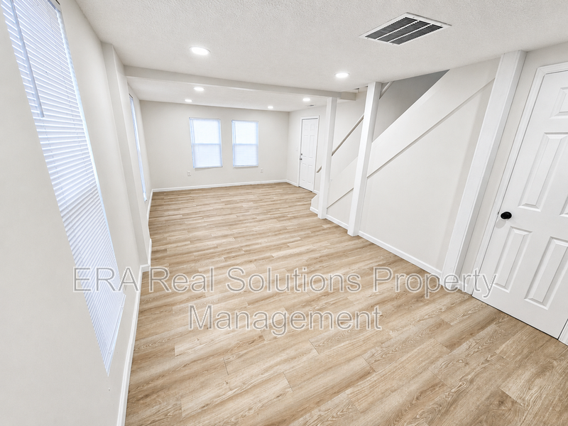126 S Oakley Ave - Photo 3 of 10