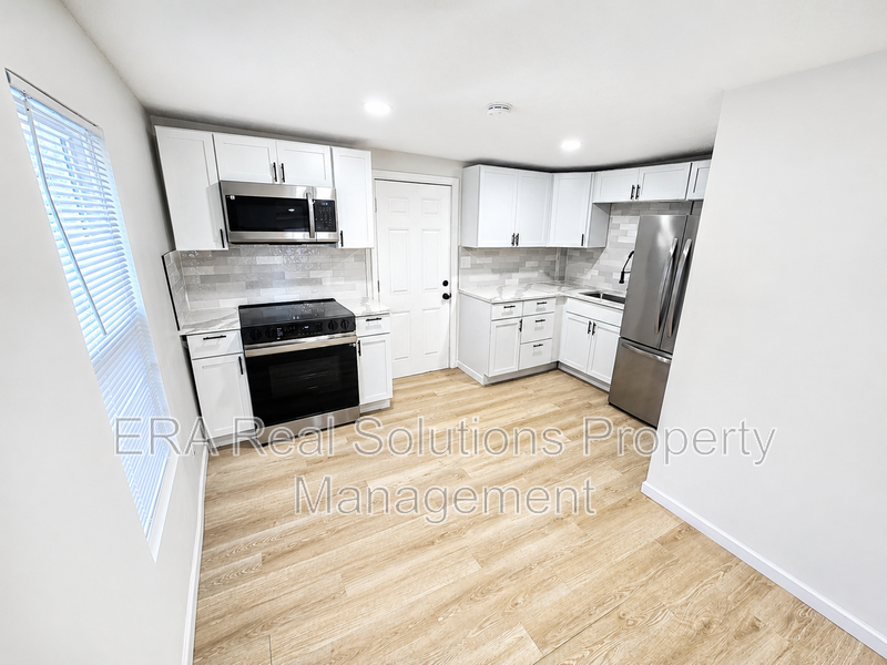 126 S Oakley Ave - Photo 4 of 10