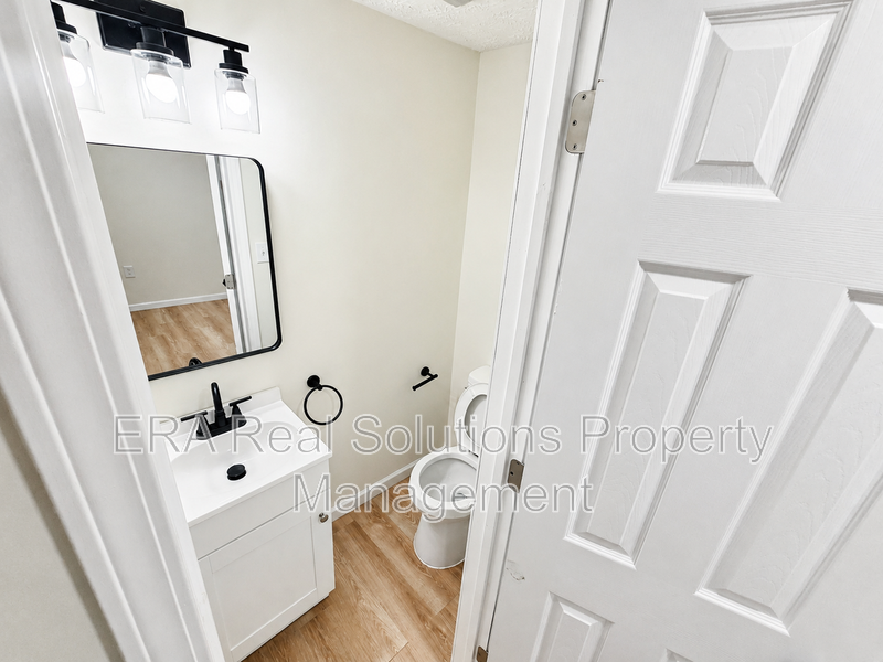126 S Oakley Ave - Photo 5 of 10