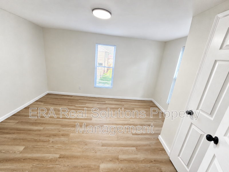 126 S Oakley Ave - Photo 6 of 10