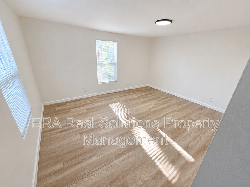 126 S Oakley Ave - Photo 7 of 10