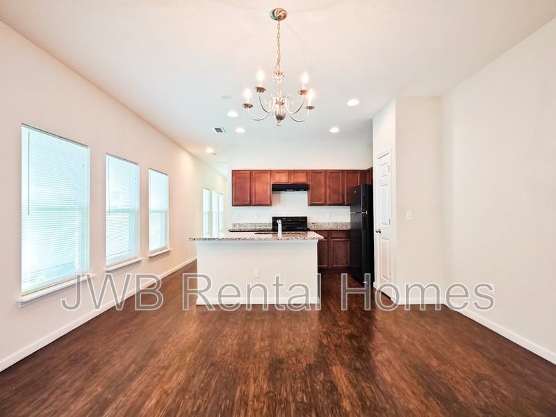 1282 Lake Shore Blvd - Photo 4 of 12