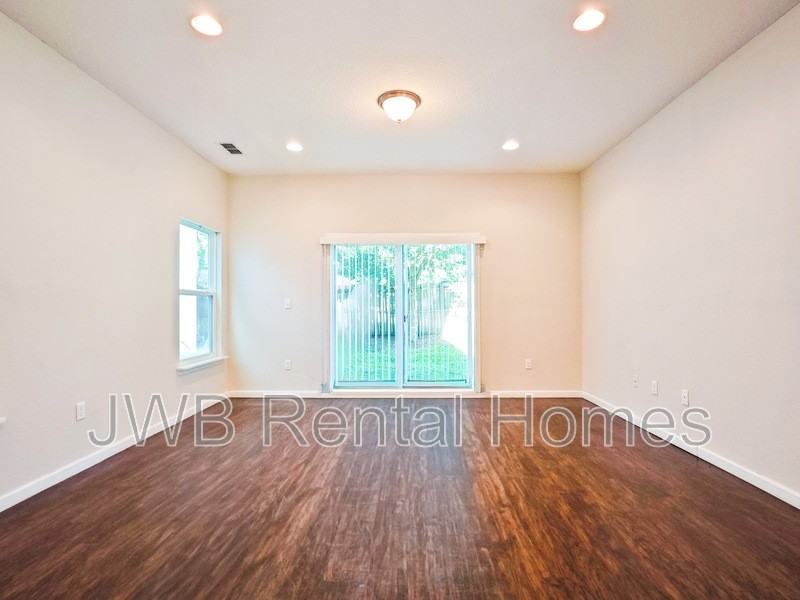 1282 Lake Shore Blvd - Photo 6 of 12