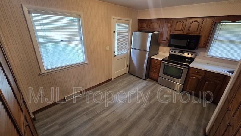 1512 Robeson Ave - Photo 2 of 14