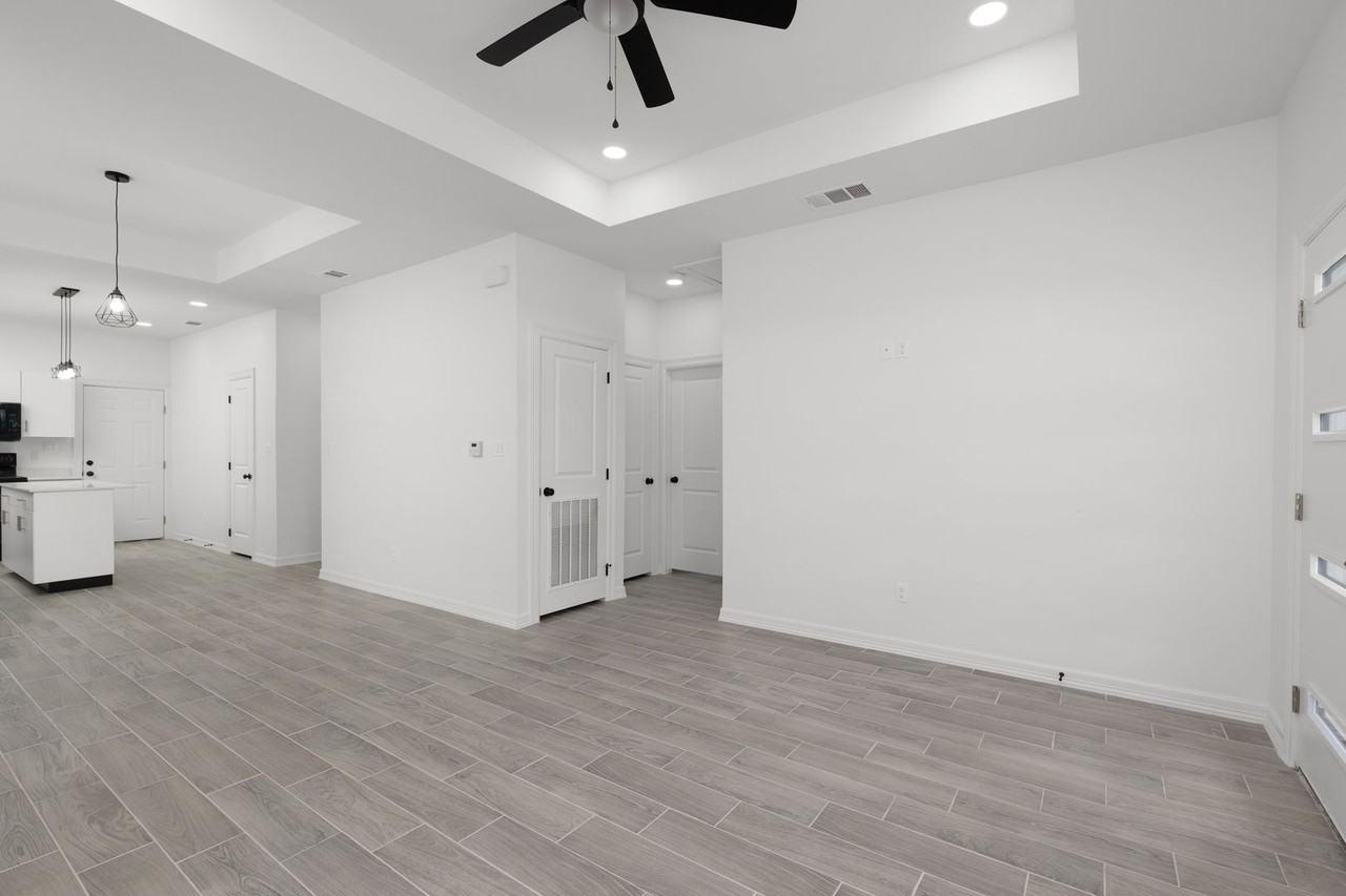 1801 Atrium Place - Photo 3 of 36