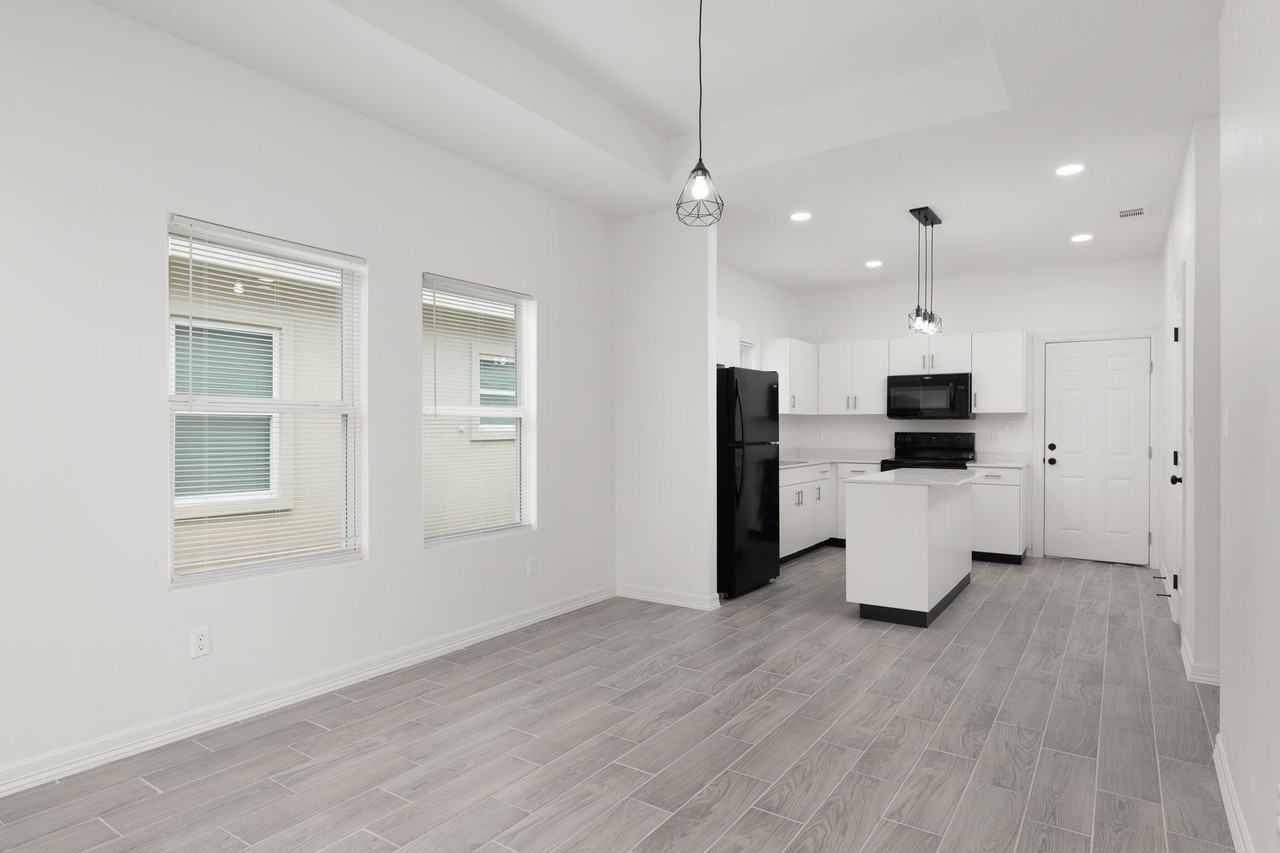 1801 Atrium Place - Photo 4 of 36