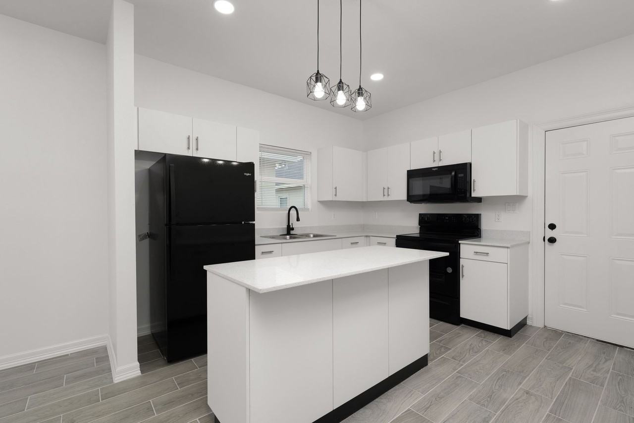 1801 Atrium Place - Photo 5 of 36