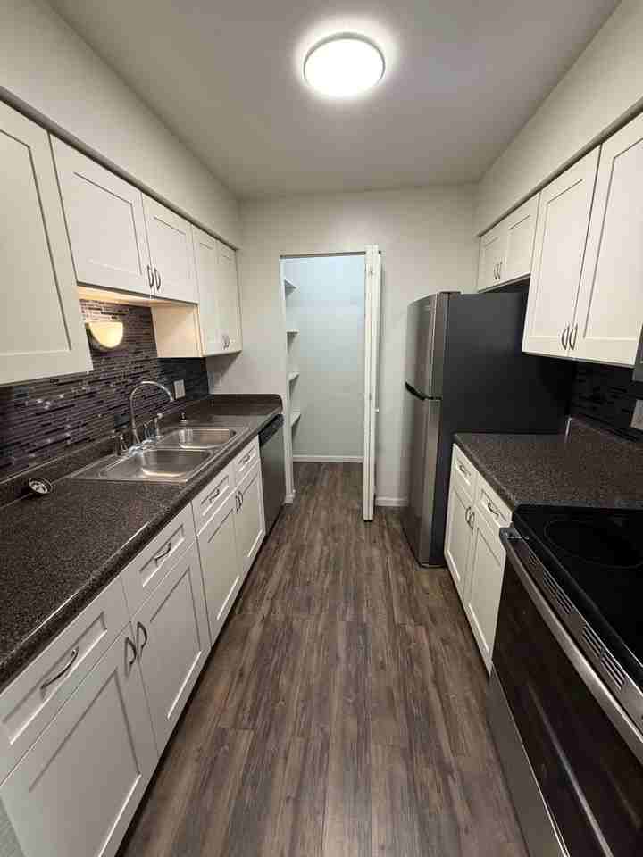 305 Locust St W - Photo 2 of 15