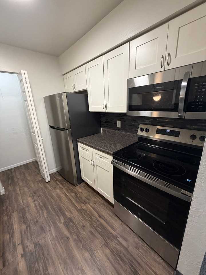 305 Locust St W - Photo 3 of 15