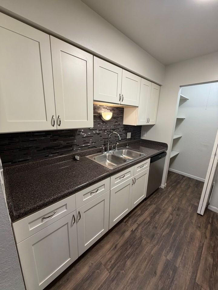 305 Locust St W - Photo 4 of 15