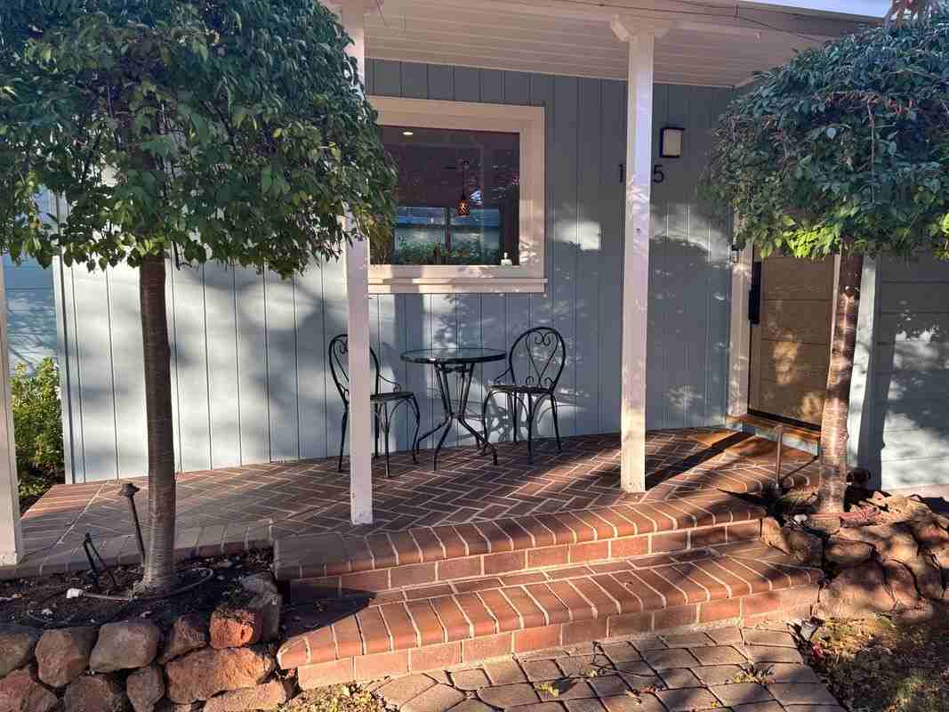 1925 Howard Ave - Photo 3 of 27