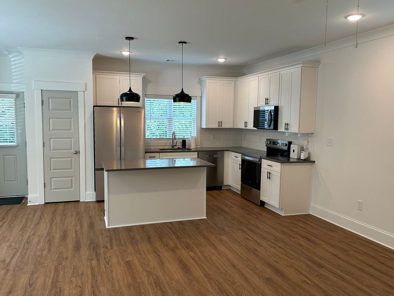 260 Griffeth St - Photo 5 of 21