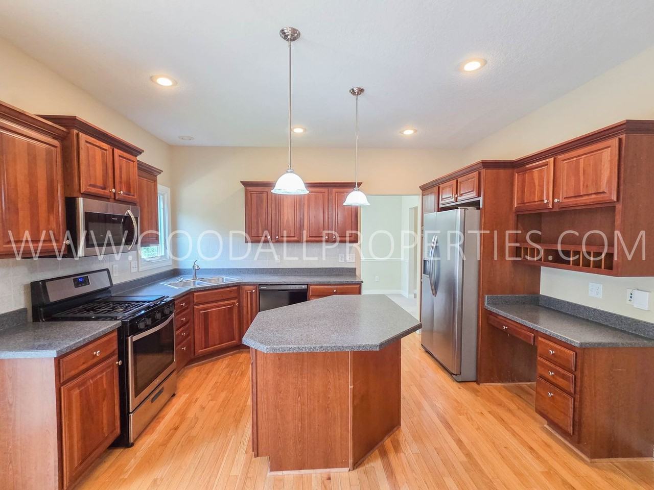 14405 Clearview Ln - Photo 2 of 28