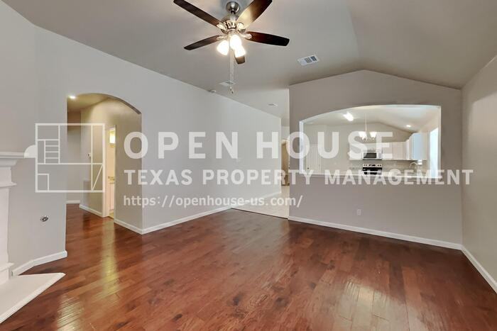 621 Soledad St - Photo 4 of 20