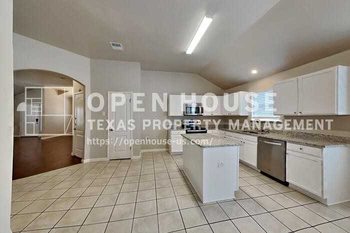 621 Soledad St - Photo 5 of 20