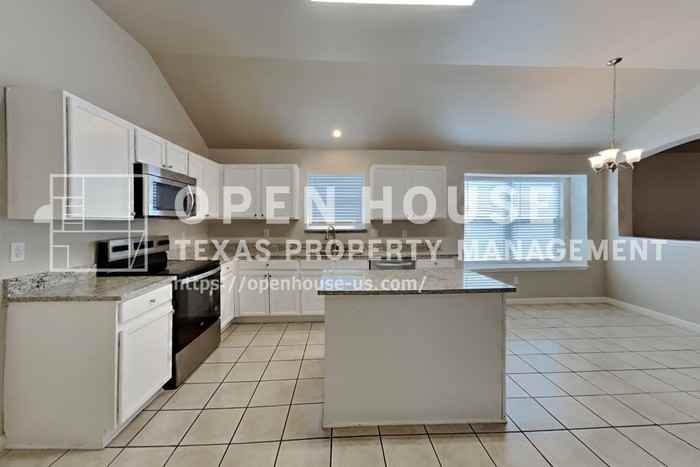 621 Soledad St - Photo 6 of 20