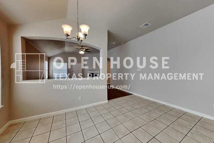 621 Soledad St - Photo 7 of 20