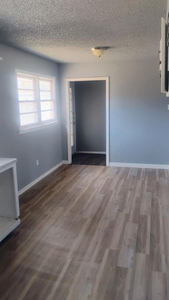 313 52nd St - Photo 3 of 9