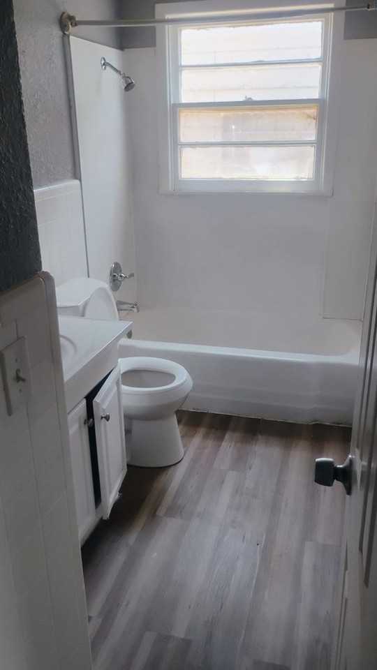 313 52nd St - Photo 4 of 9