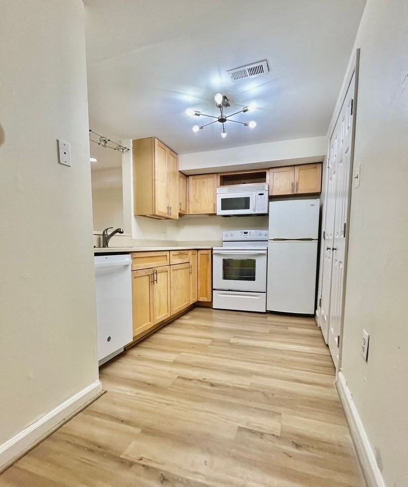 1446 Newton St Nw - Photo 5 of 14