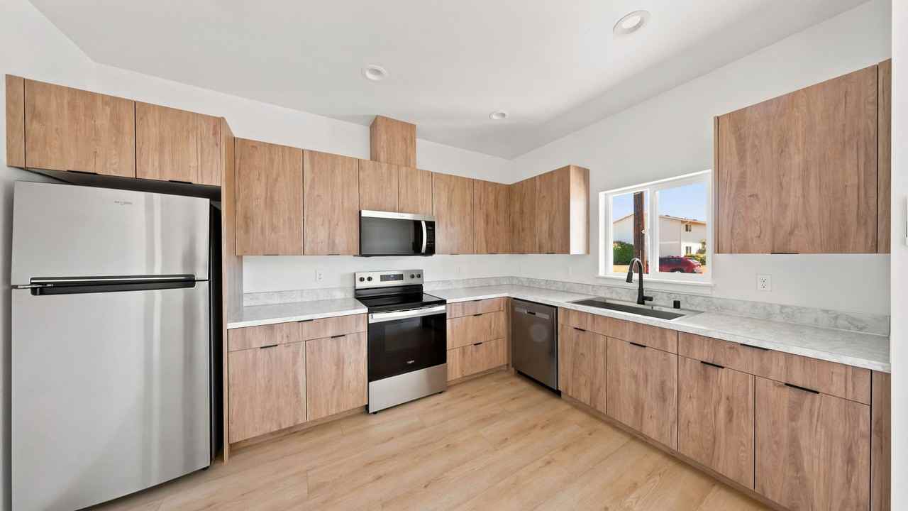 820 28th St - Photo 3 of 14