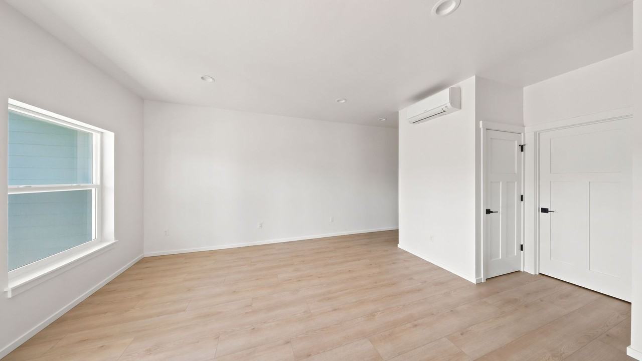 820 28th St - Photo 4 of 14