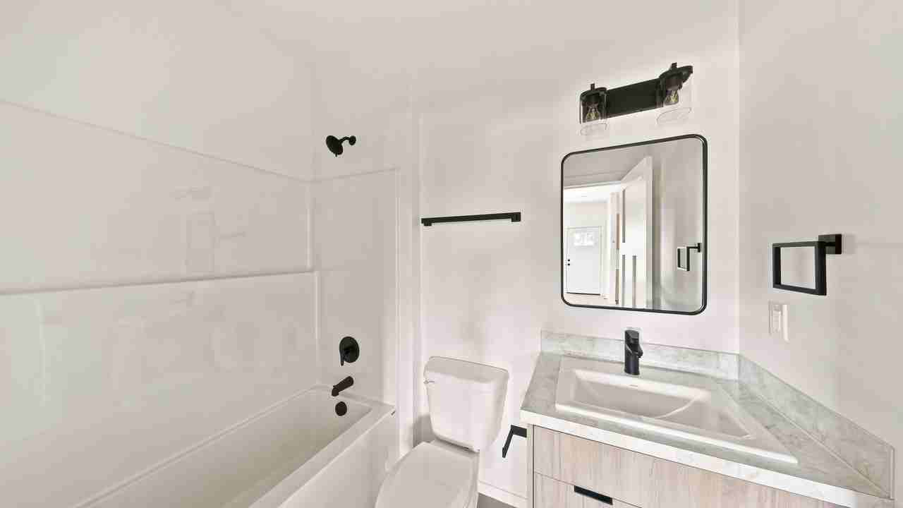 820 28th St - Photo 6 of 14