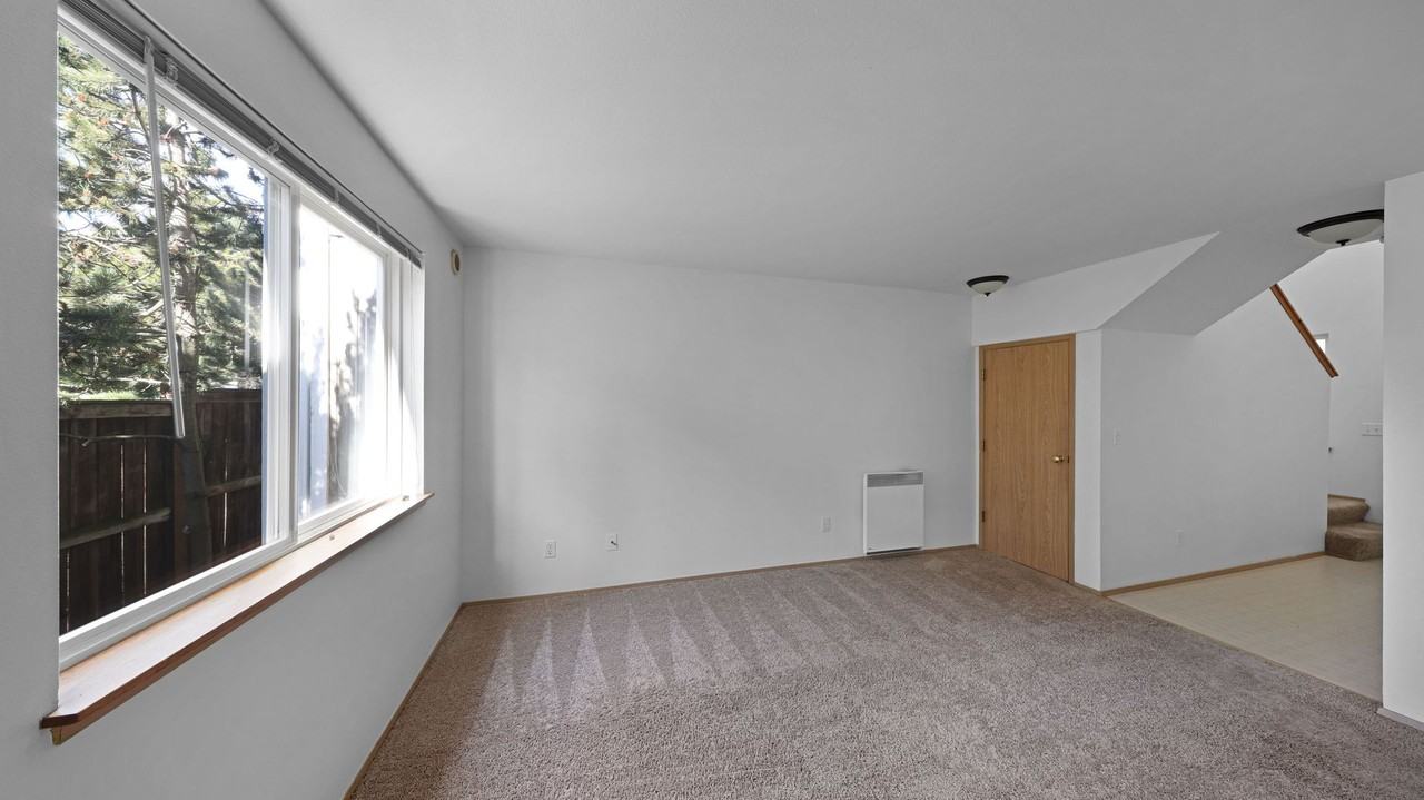 434 S Oak Harbor St #B3 - Photo 3 of 9
