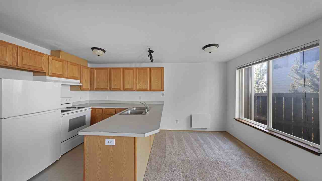 434 S Oak Harbor St #B3 - Photo 4 of 9