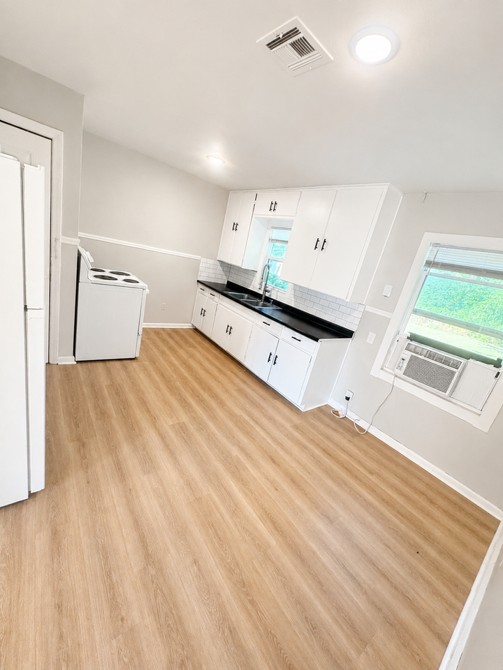 1958 N Lorraine Ave - Photo 5 of 9