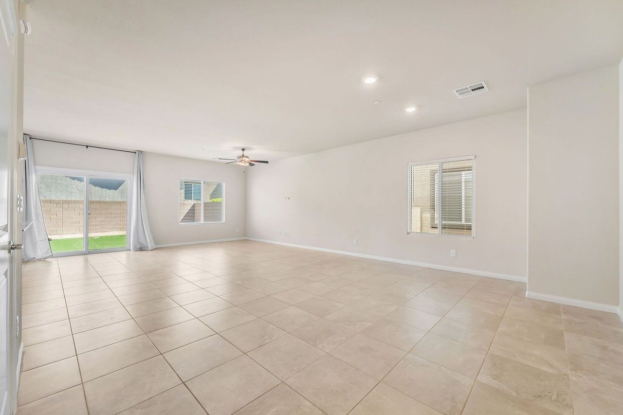 472 Silverweed Ave - Photo 3 of 22