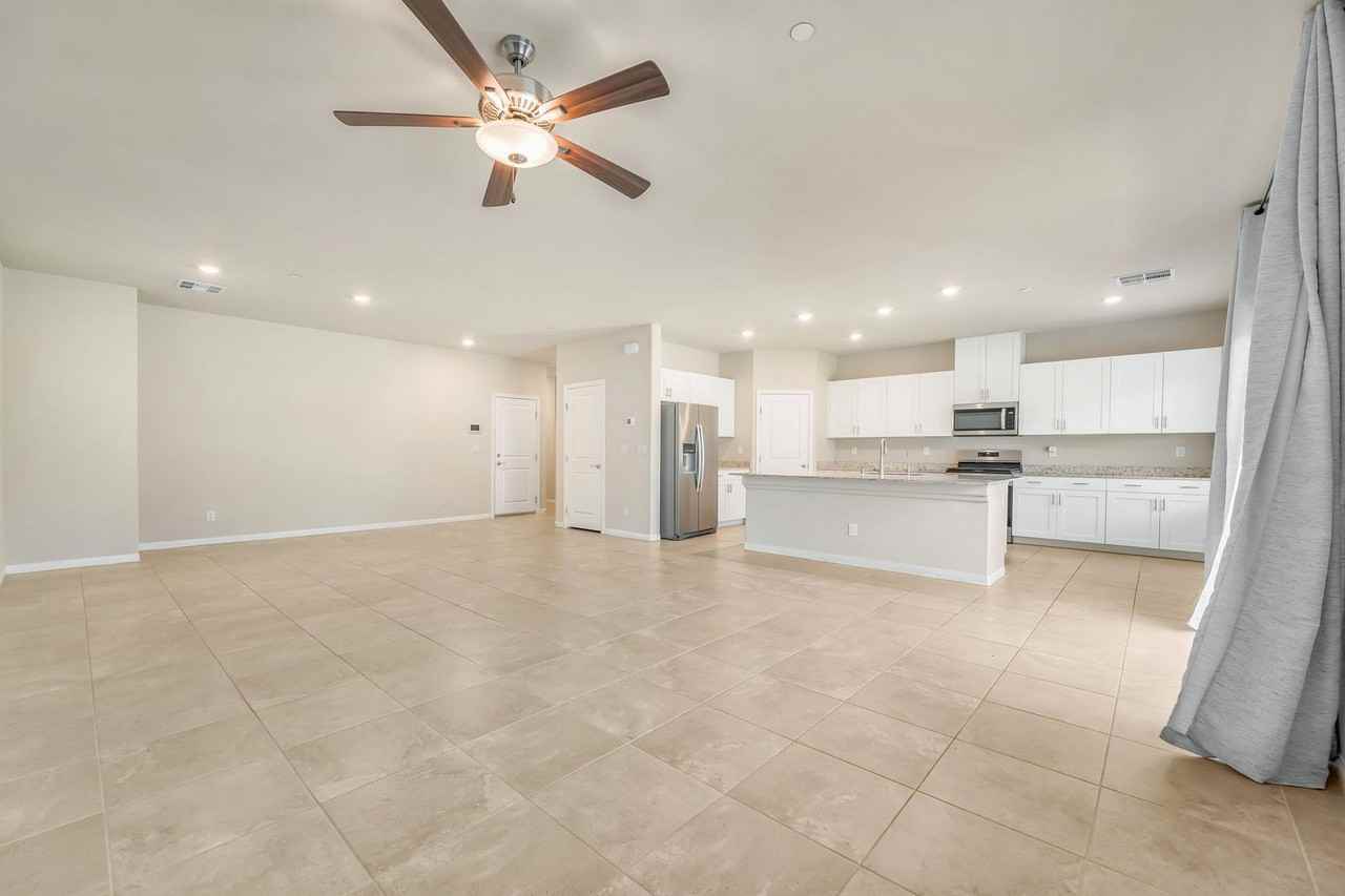 472 Silverweed Ave - Photo 4 of 22